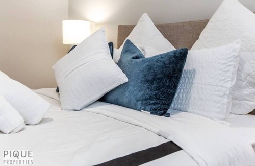 West Edmonton House | NEW - Modern 2BDRM Suite - WEM/Clean/Netflix/Sleeps 4