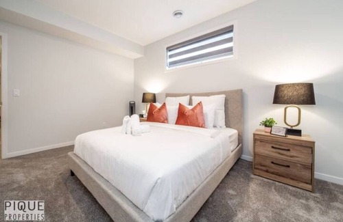 West Edmonton House | NEW - Modern 2BDRM Suite - WEM/Clean/Netflix/Sleeps 4