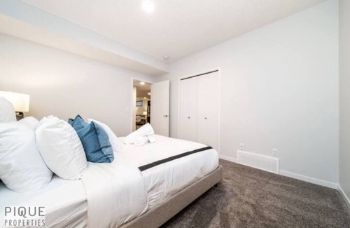 West Edmonton House | NEW - Modern 2BDRM Suite - WEM/Clean/Netflix/Sleeps 4