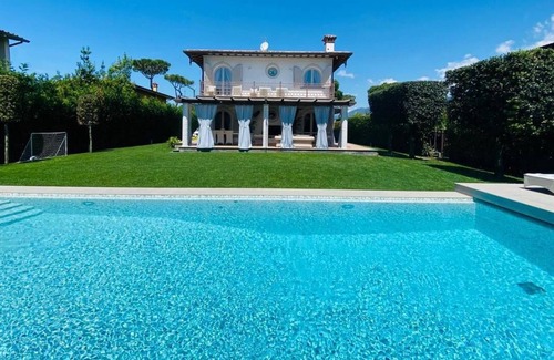 Forte dei Marmi Villa | New modern style villa with heated swimming pool