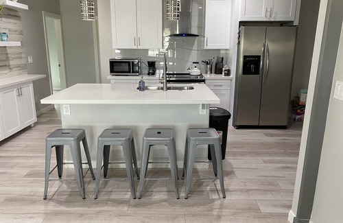 Avondale House | NEW! Modern Style Home with Fire Pit + BBQ Grill -12 min from State Farm Stadium