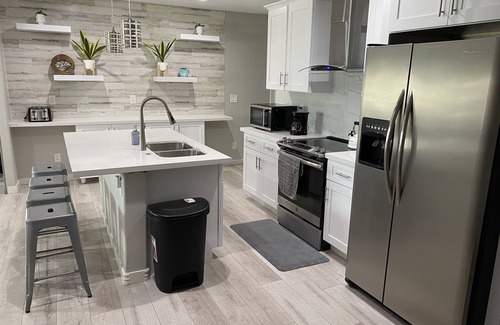 Avondale House | NEW! Modern Style Home with Fire Pit + BBQ Grill -12 min from State Farm Stadium