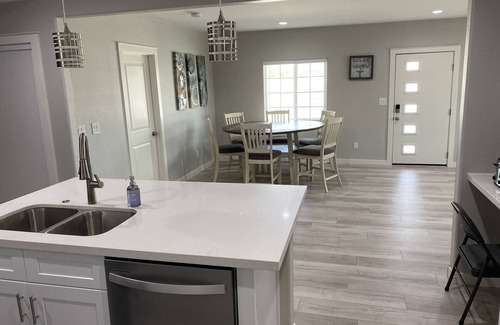 Avondale House | NEW! Modern Style Home with Fire Pit + BBQ Grill -12 min from State Farm Stadium