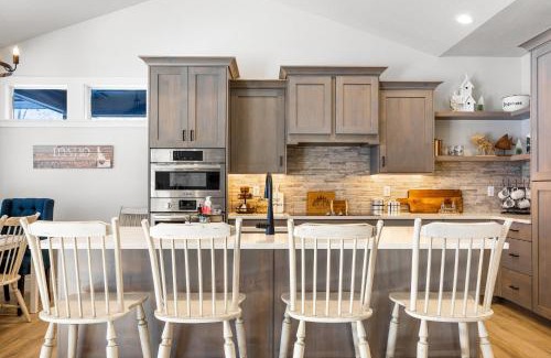 Cascade House | New Mountain Bluebird - walk to lake, golf, and town - game rm - family friendly - sleeps 14