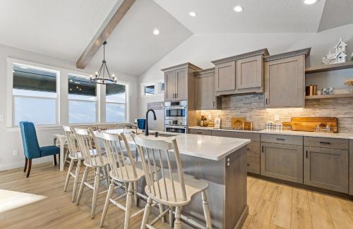 Cascade House | New Mountain Bluebird - walk to lake, golf, and town - game rm - family friendly - sleeps 14
