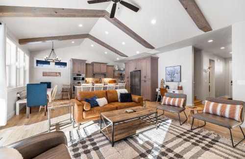 Cascade House | New Mountain Bluebird - walk to lake, golf, and town - game rm - family friendly - sleeps 14