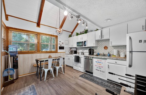 Basye Cabin | NEW! Mountain Escape with Hot Tub & Stargazing
