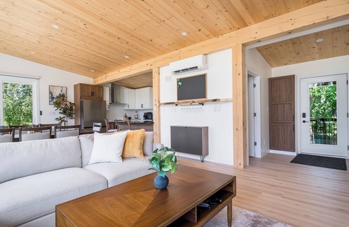 The Blue Mountains Villa | *NEW* Naturskön Cottage | Mountain Views | Hot Tub | Volleyball | 5 Acres