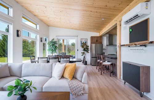 The Blue Mountains Villa | *NEW* Naturskön Cottage | Mountain Views | Hot Tub | Volleyball | 5 Acres
