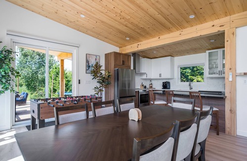 The Blue Mountains Villa | *NEW* Naturskön Cottage | Mountain Views | Hot Tub | Volleyball | 5 Acres