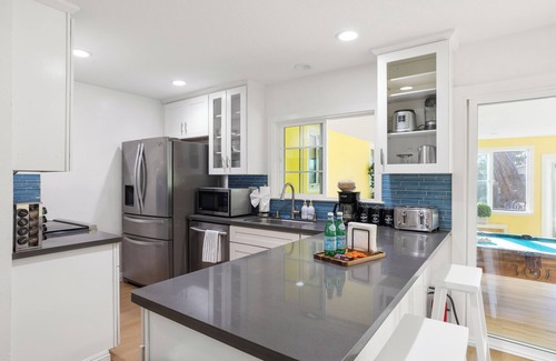 Newark House | New! Oasis w/Amazing Backyard, Firepit, BBQ & Games, close to techs