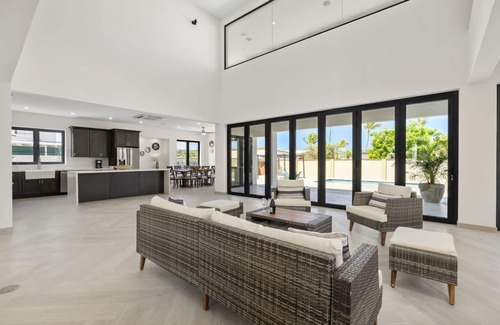 Malmok Villa | NEW Ocean View 5BR Villa ~ Private Pool & Roof deck