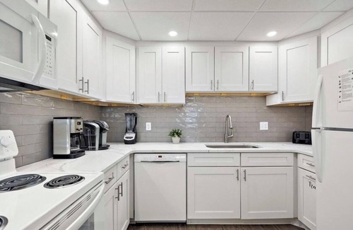 Midtown Ocean City Condo | New on Vrbo: 20% Off Ocean City Beach Escape!