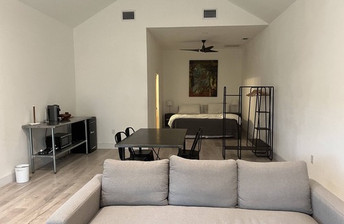North University House | New one bedroom guesthouse with deck, centrally located in Hyde Park, Austin.