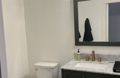 North University House | New one bedroom guesthouse with deck, centrally located in Hyde Park, Austin.