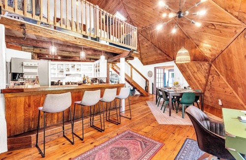 Milton House | New Owners & Upgrades-HotTub! Bar! Outdoor Shower!