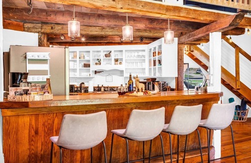 Milton House | New Owners & Upgrades-HotTub! Bar! Outdoor Shower!