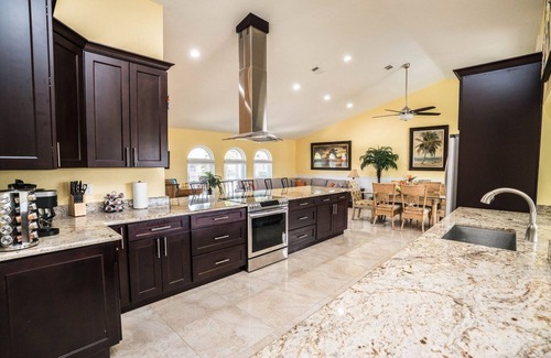 Apollo Beach House | New Palm Tree III - Free Heated Pool/Spa (Kayaks, Paddle boards, and bikes)