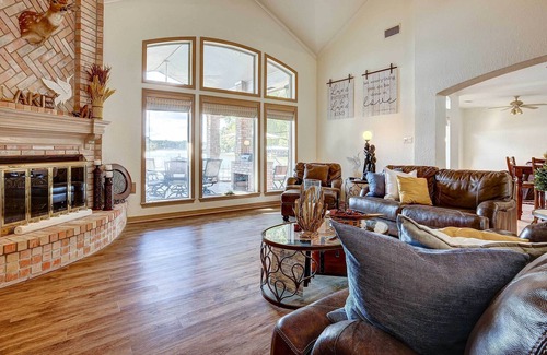 Willis Villa | NEW! ‘Paradise Point’ Villa on Lake Conroe w/ Pool