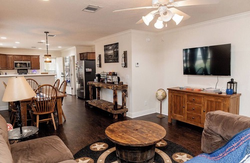 Brenham House | New! Pecan Hide Out is a rustic home with fire pit and tree house!