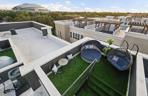 Arlington House | NEW Penthouse Rooftop Deck w/views of Stadiums. Lux Extras, private garage & gated
