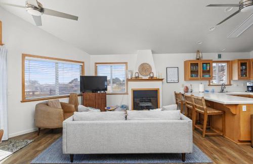 Marine Terrace House | New Pet Friendly-Ocean View Pacific Breeze