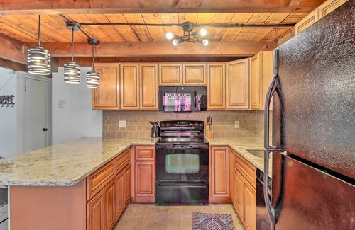 Thornhurst Cabin | NEW! Pocono Lake Cabin w/ Community Amenity Access
