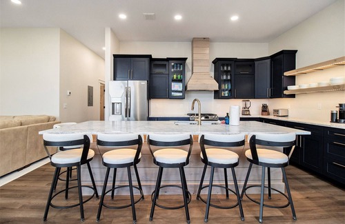 Ludington House | New pool and spa for 2026! Relax & Unwind, Sleeps 18