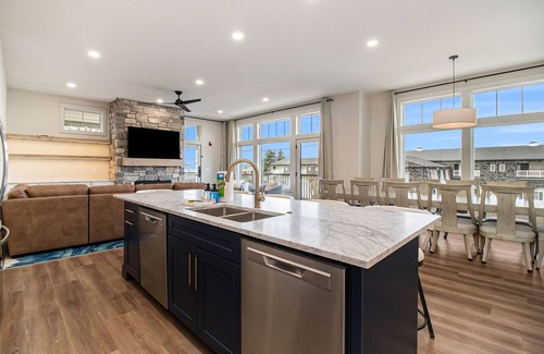 Ludington House | New pool! New Building! Swim, Soak & Stay. Sleeps 18!