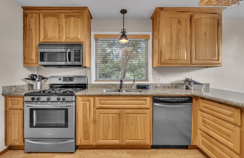 Glencoe House | NEW! Prasad Retreat - Sunny Home w/Deck & Air Hockey by Bear Valley Vacation Rentals
