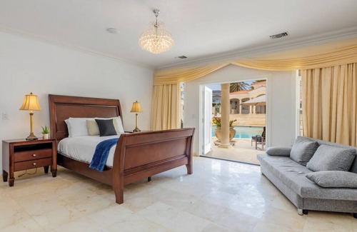 Malmok House | NEW Premium Luxury 2BR 3BA Pool House
