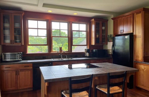 Aquinnah House | NEW PRICE DROP! Serene custom home. Private beach&pond access + use of 3 kayaks.