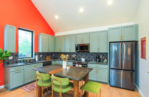 Hillsboro Village House | NEW! Queens of Music Row | Hot Tub + 1.5Mi to Bway