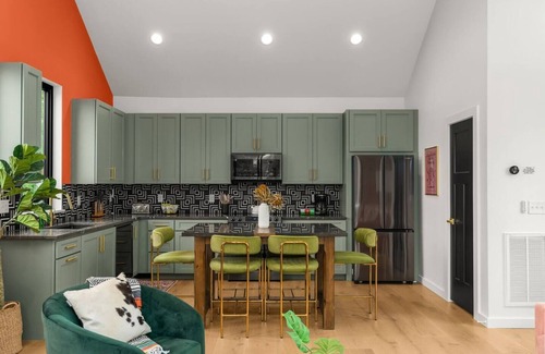 Hillsboro Village House | NEW! Queens of Music Row | Hot Tub + 1.5Mi to Bway
