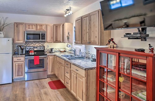 Rathdrum Apartment | NEW! Rathdrum Escape w/ Hot Tub, 2 Blocks to Water