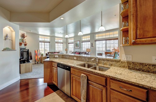 Downtown Leavenworth Condo | NEW - Raven's Nest - DT Leavenworth