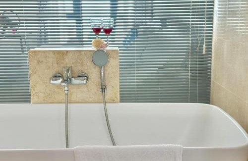 Seri Tanjung Pinang Apartment | New Reno Jazz Suite 2 bedrooms,Seaview,Karaoke