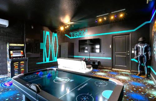 Four Corners House | New Resort Private Pool & Spa Outdoor Theater Game Room Minutes to Disney World