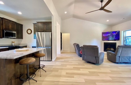 Grants Pass House | New Riverfront 3-bedroom 2 bath house in Grants Pass with WiFi, AC, covered deck