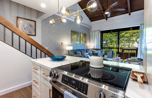Kihei Condo | New - Saltwater Pool/Pickelball&Tennis/150 Steps to Beach/AC/Hotel Linens