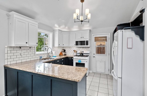 Golden House | New! Sauna /Wood Burning Pizza Oven /Fire Pit /Desk /Patio /Fenced Yard
