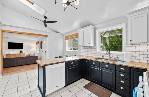 Golden House | New! Sauna /Wood Burning Pizza Oven /Fire Pit /Desk /Patio /Fenced Yard