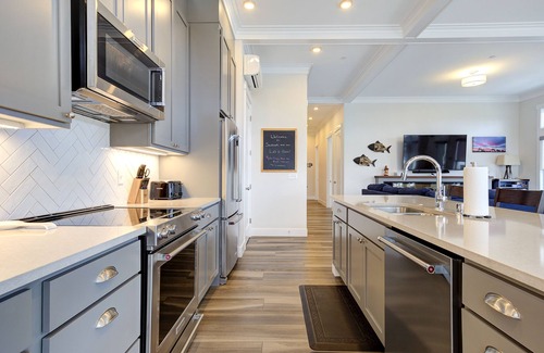 Seabrook House | New* Seabrook's Loft E Goals, a refined and relaxed home in Town Center!