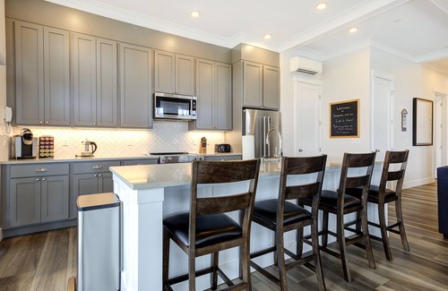 Seabrook House | New* Seabrook's Loft E Goals, a refined and relaxed home in Town Center!