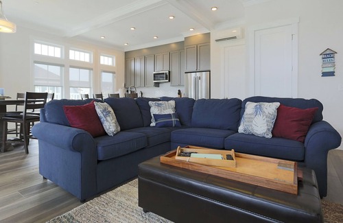 Seabrook House | New* Seabrook's Loft E Goals, a refined and relaxed home in Town Center!