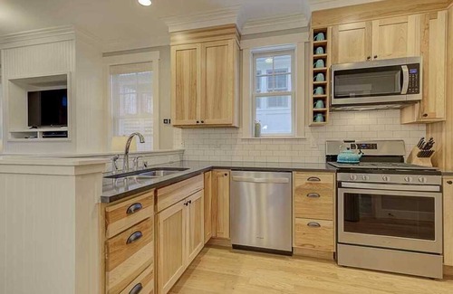 Seabrook House | *NEW* Seabrook's Ocean Eyrie: Dog Friendly, Charging Station!