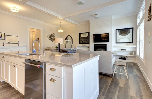 Seabrook House | *New* Seabrook's The Penthouse: Oceanview, Dog Friendly!