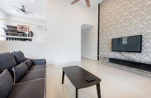 Tanjung Bungah Villa | New Shamrock Beach Villas Seaview