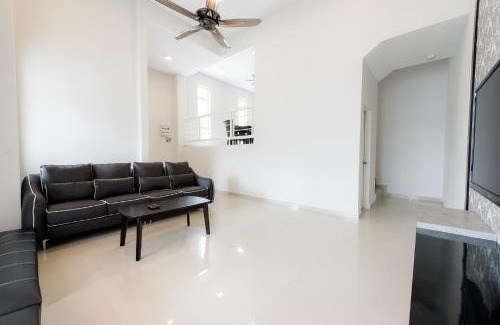 Tanjung Bungah Villa | New Shamrock Beach Villas Seaview