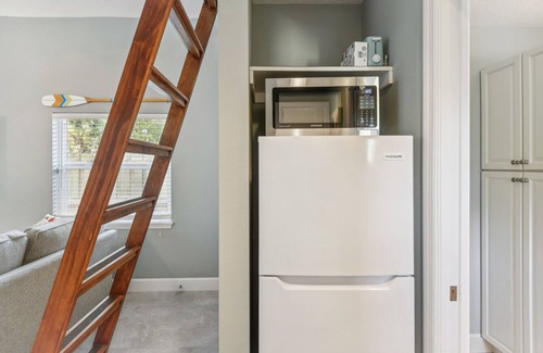 New Smyrna Beach Apartment | New Smyrna Beach Hideaway < 1 Mi to Beach!